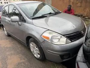 Nissan Versa Hatchback 1.8 S 2009 Green