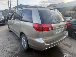Toyota Sienna XLE AWD 2006 Gold