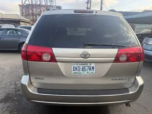 Toyota Sienna XLE AWD 2006 Gold