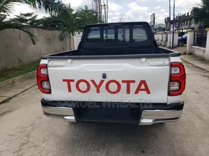 Toyota Hilux 2023 White