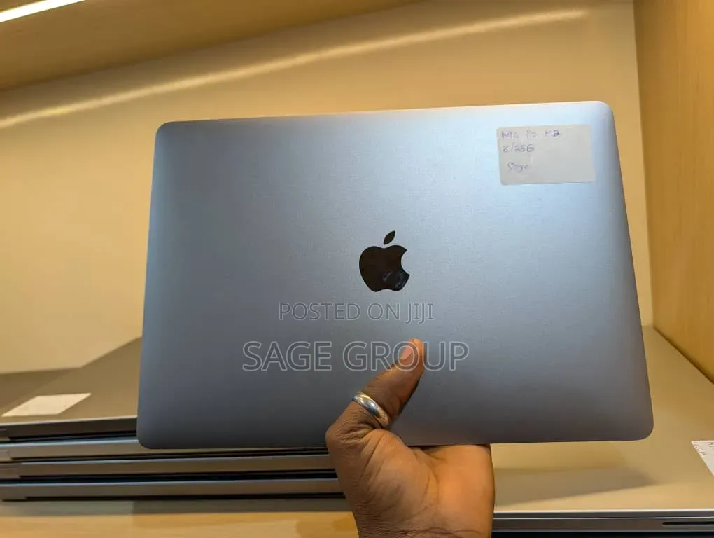 Laptop Apple MacBook Pro 2022 M2 8GB Apple M2 SSD 256GB