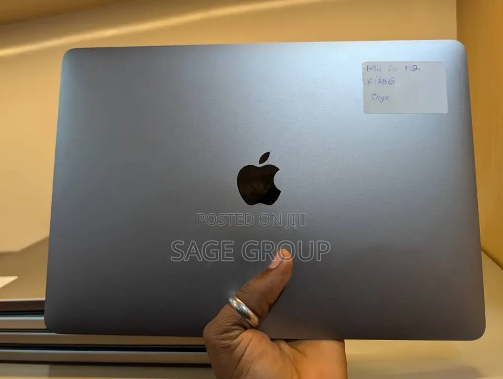 Laptop Apple MacBook Pro 2022 M2 8GB Apple M2 SSD 256GB