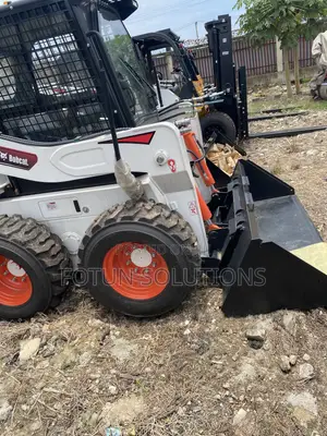 Bobcat Pay Loader Machine
