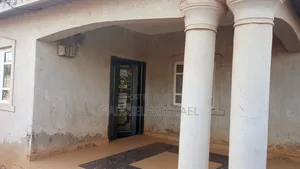 5bdrm Apartment in Federal Housing, Chikun for sale