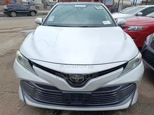 Toyota Camry XLE FWD (2.5L 4cyl 8AM) 2018 White