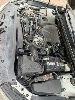 Toyota Camry XLE FWD (2.5L 4cyl 8AM) 2018 White