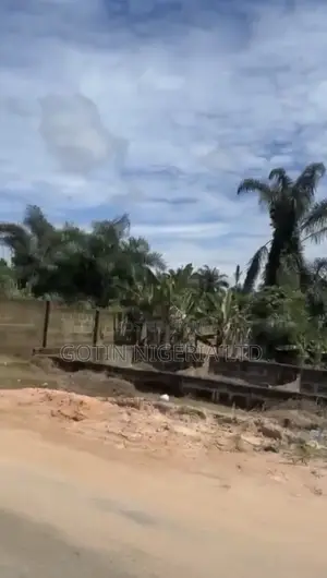 DISTRESS SALE!! 50×100ft Land Along Amagba Tarred Road