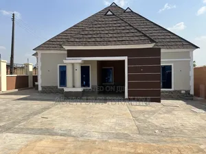 5bdrm Bungalow in Ibadan for sale