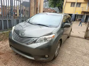 Toyota Sienna 2011 Gray
