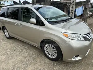 Toyota Sienna 2016 Gold