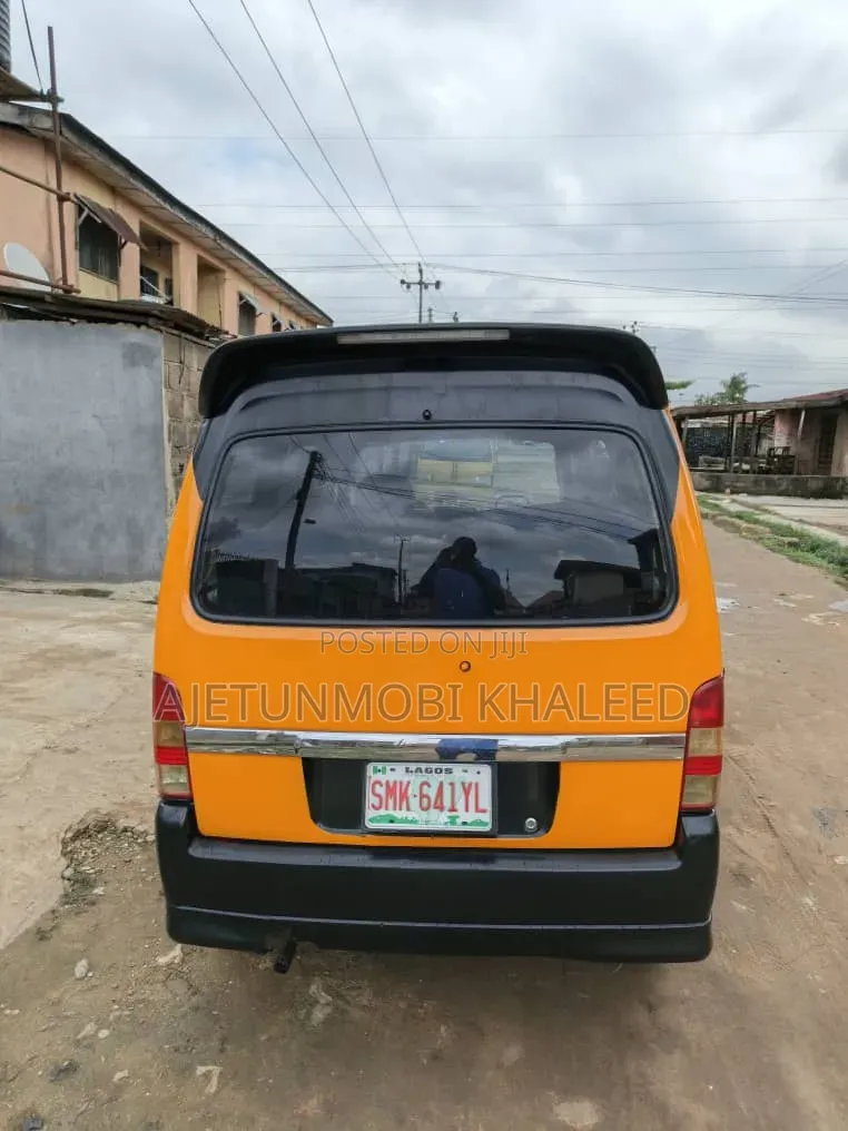 Suzuki APV Minibus 2010 Yellow