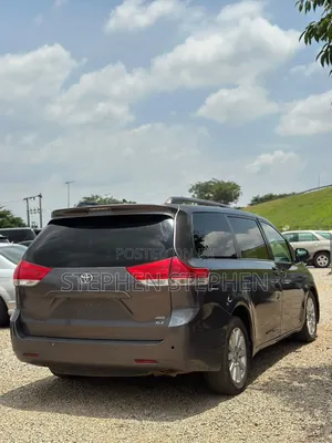 Toyota Sienna 2010 Brown