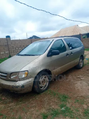 Toyota Sienna LE & 1 hatch 2000 Gold