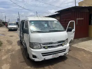 Hummer H2 2009 White