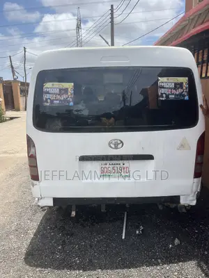 Hummer H2 2009 White
