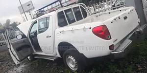 Mitsubishi L200 Double Cab 2.5 180hp 4WD 2013 White