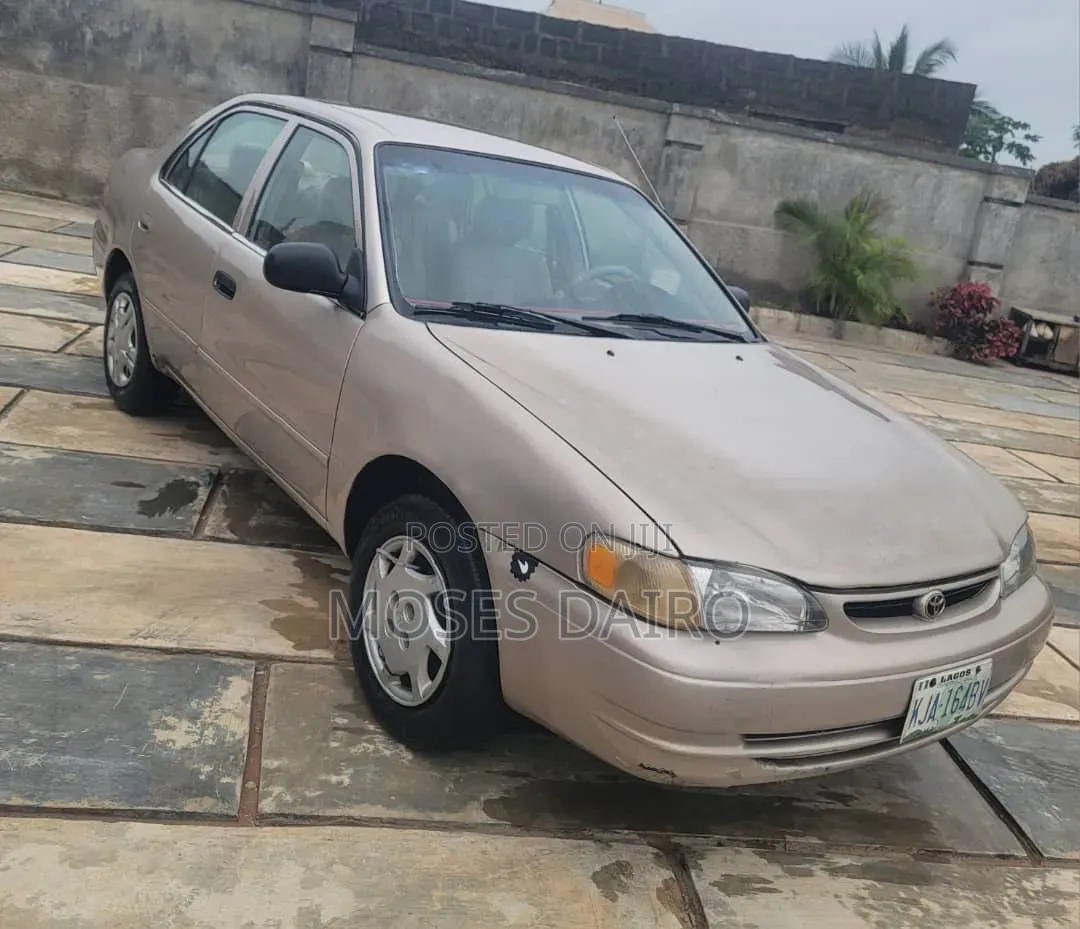 Toyota Corolla 2000 Gold