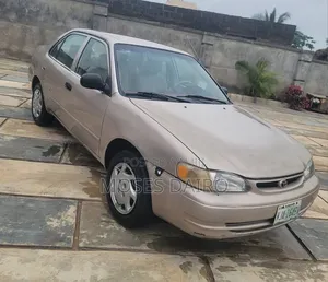 Toyota Corolla 2000 Gold
