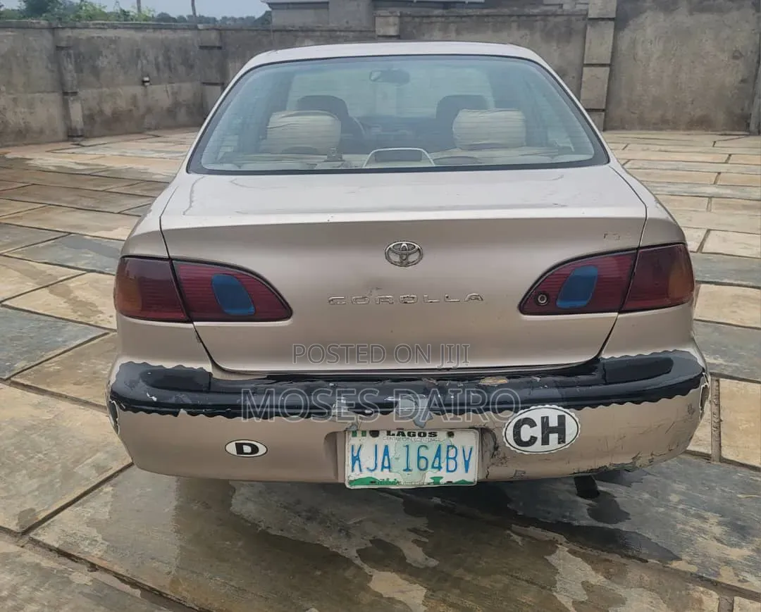 Toyota Corolla 2000 Gold