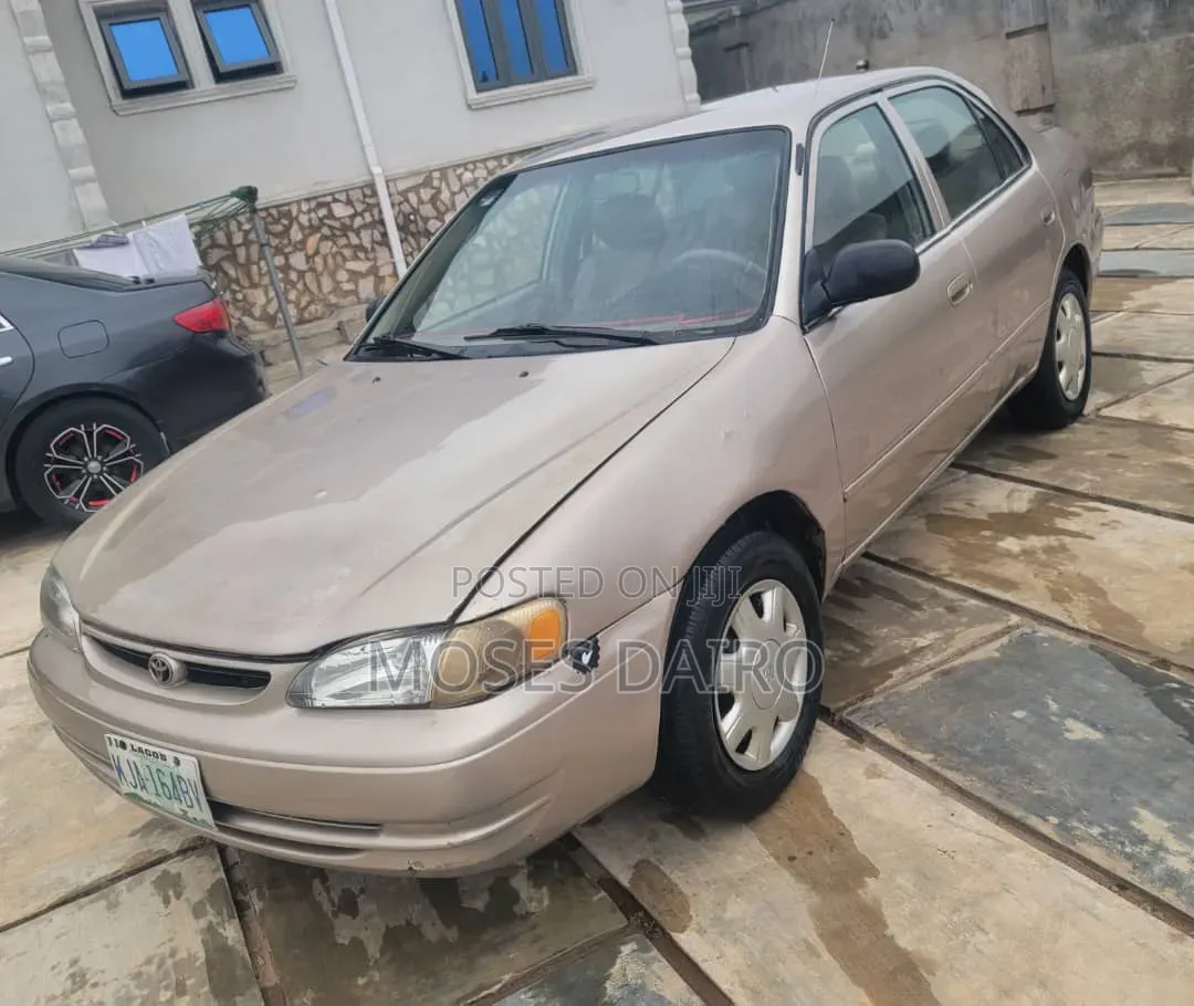 Toyota Corolla 2000 Gold