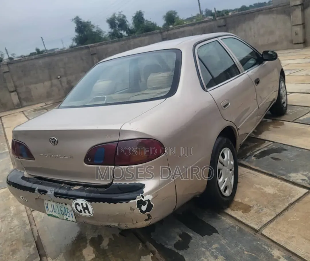 Toyota Corolla 2000 Gold