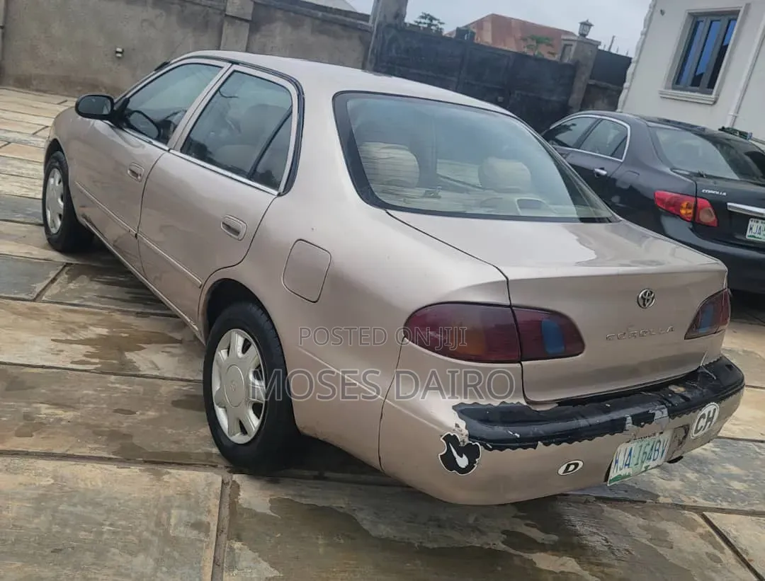 Toyota Corolla 2000 Gold