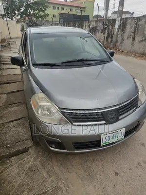 Nissan Versa 1.8 S Hatchback 2011 Gray