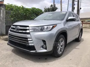 Toyota Highlander XLE 4dr SUV (3.5L 6cyl 6A) 2014 Silver