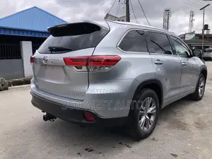 Toyota Highlander XLE 4dr SUV (3.5L 6cyl 6A) 2014 Silver