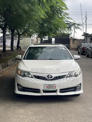 Toyota Camry SE 4dr Sedan (2.5L 4cyl 6A) 2012 White