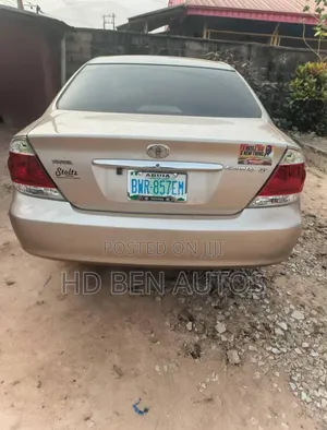 Toyota Camry LE 4dr Sedan (2.4L 4cyl 5A) 2005 Gold