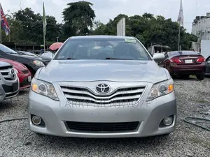 Toyota Camry XLE 4dr Sedan (2.5L 4cyl 6A) 2011 Silver