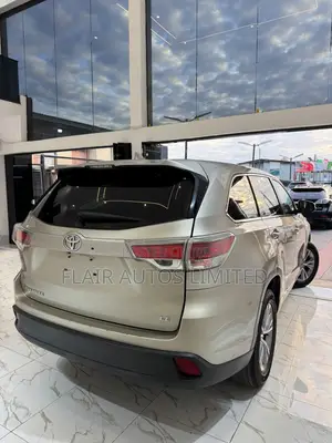 Toyota Highlander LE Plus V6 4x4 (3.5L 6cyl 6A) 2016 Gold