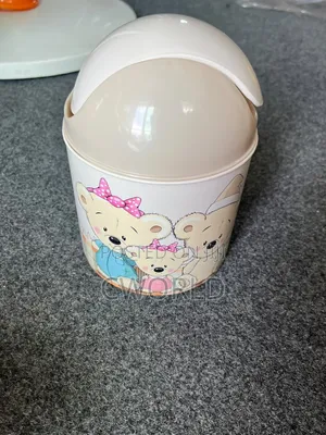 Desktop Swing Top Trash Bin