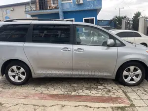 Toyota Sienna LE 7 Passenger 2012