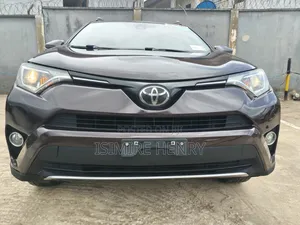Toyota RAV4 XLE 4dr SUV AWD (2.5L 4cyl 6A) 2018 Maroon