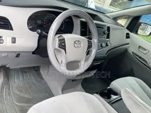 Toyota Sienna LE 7 Passenger 2012