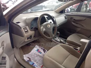 Toyota Corolla LE 4dr Sedan (1.8L 4cyl 4A) 2010 Gold
