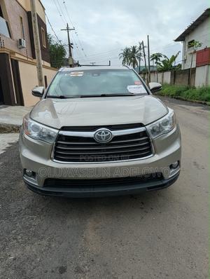Toyota Highlander Limited Platinum V6 4x2 (3.5L 6cyl 6A) 2016 Gold
