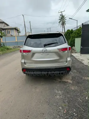 Toyota Highlander Limited Platinum V6 4x2 (3.5L 6cyl 6A) 2016 Gold