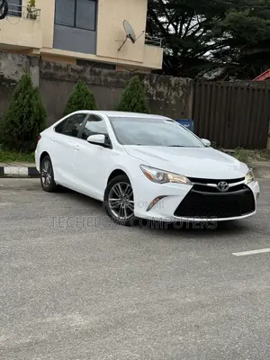 Toyota Camry SE 4dr Sedan (2.5L 4cyl 6A) 2016 White