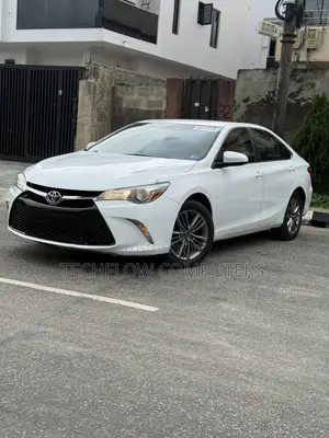 Toyota Camry SE 4dr Sedan (2.5L 4cyl 6A) 2016 White