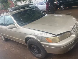 Toyota Camry 2000 Gold
