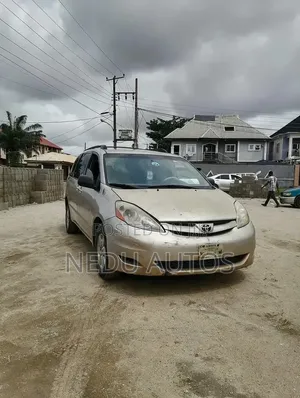 Toyota Sienna 2010 Gold