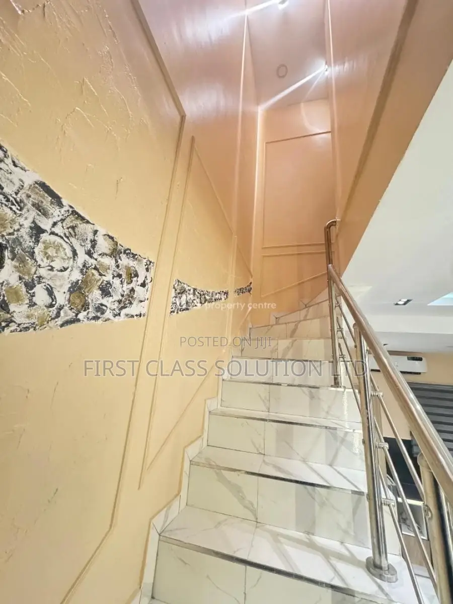 Beautiful 1 Bedroom Duplex Available