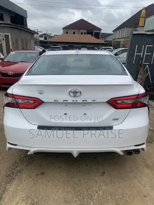 Toyota Camry SE (2.5L 4cyl 8A) 2019 White