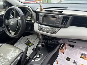 Toyota RAV4 XLE 4dr SUV (2.5L 4cyl 6A) 2014 Red