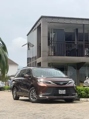 Toyota Sienna XLE 2022 Brown