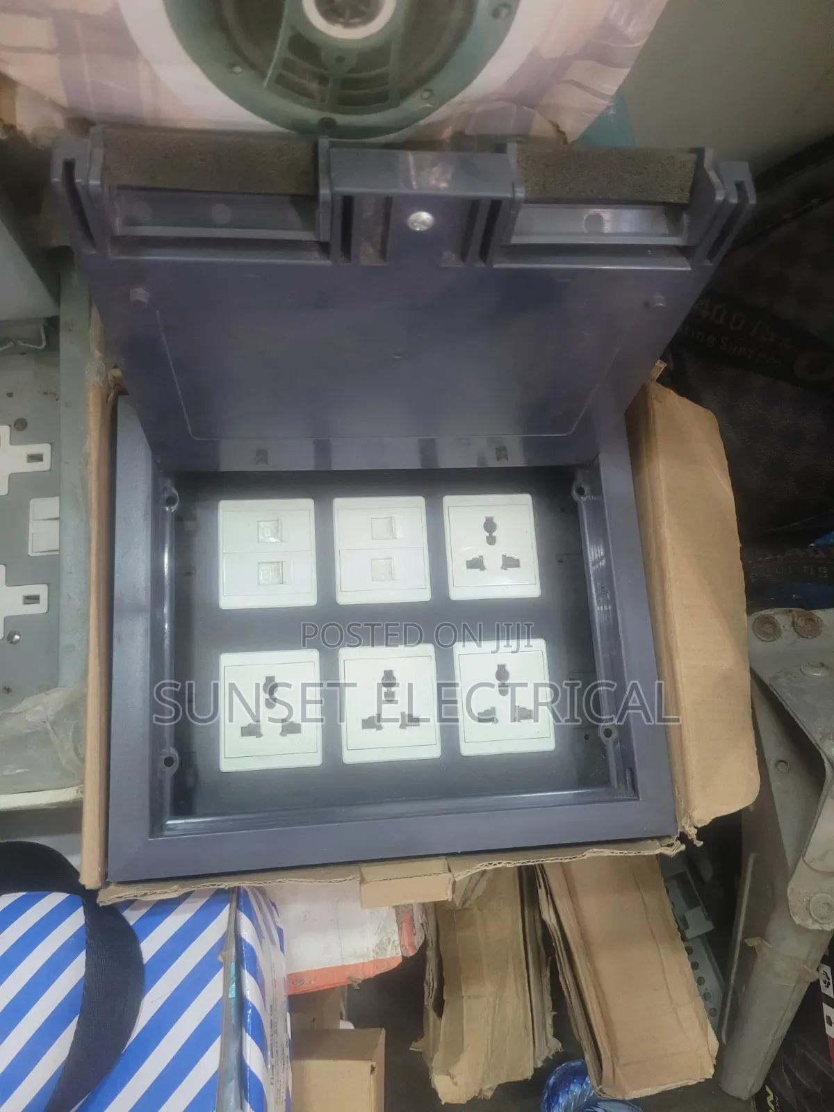 Floor Box With 3 Universal Socket With 4 CAT6