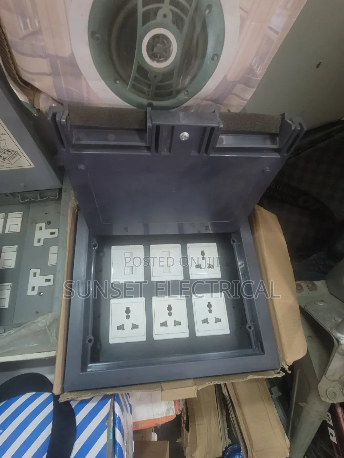 Floor Box With 3 Universal Socket With 4 CAT6